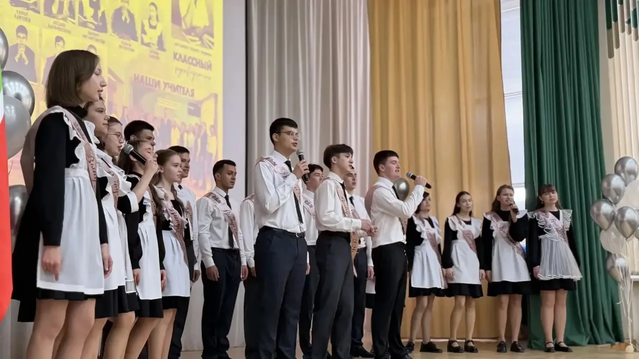🔔 Последний звонок — прощание со школой и старт во взрослую жизнь! 🔔  Сегодня в нашей школе особенны