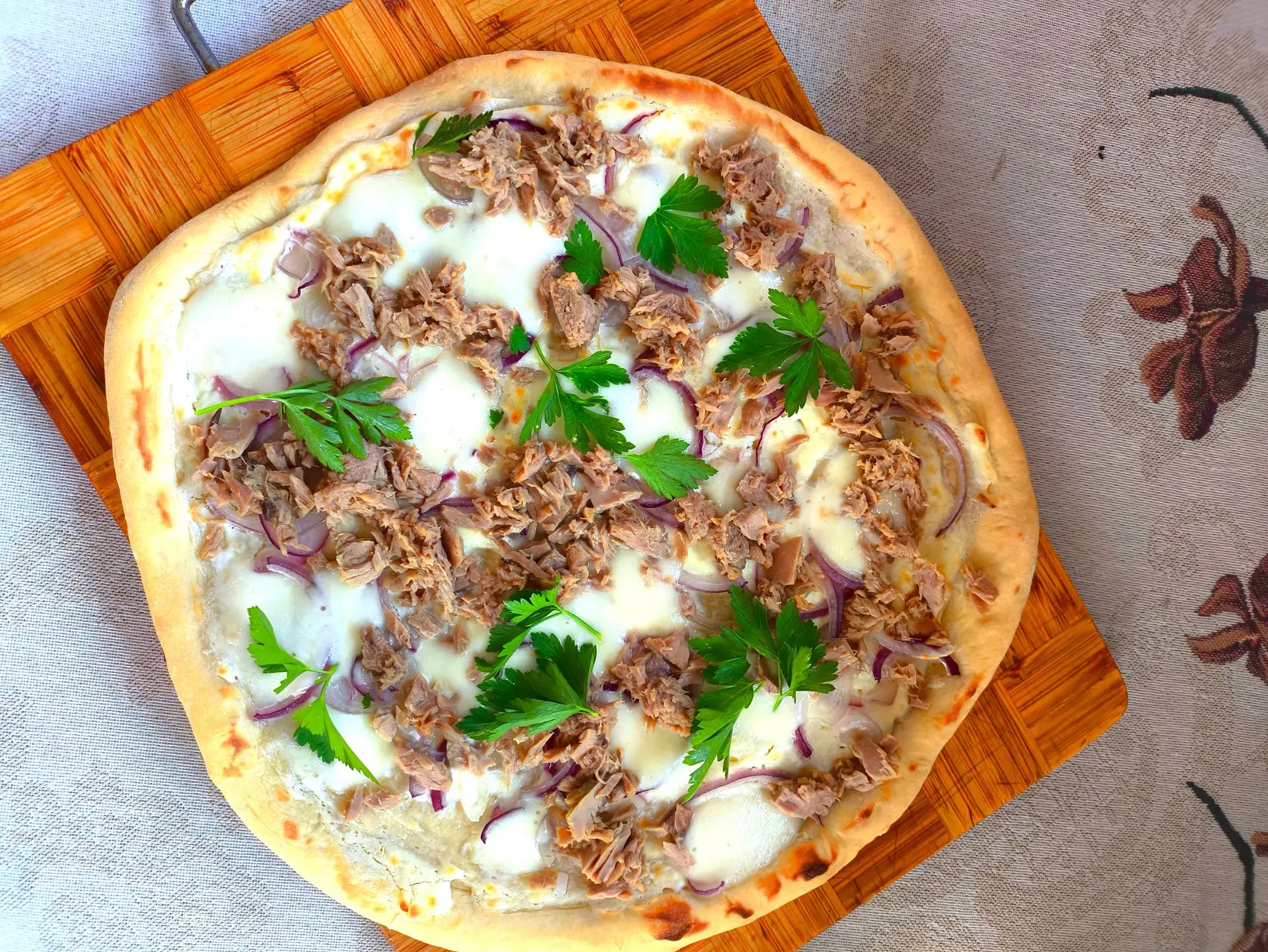 ПИЦЦА С ТУНЦОМ И БЕЛЫМ СОУСОМ