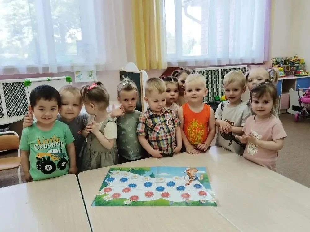К празднику День России группа «Карапузики» украшали платье ромашками 🇷🇺