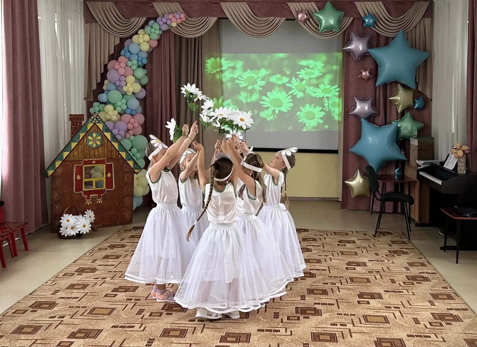 🌼🌼🌼Ромашка, ромашка- красивый цветок!
Любуюсь ромашкой я в летний денек.☀️
Ромашка, ромашка, подо