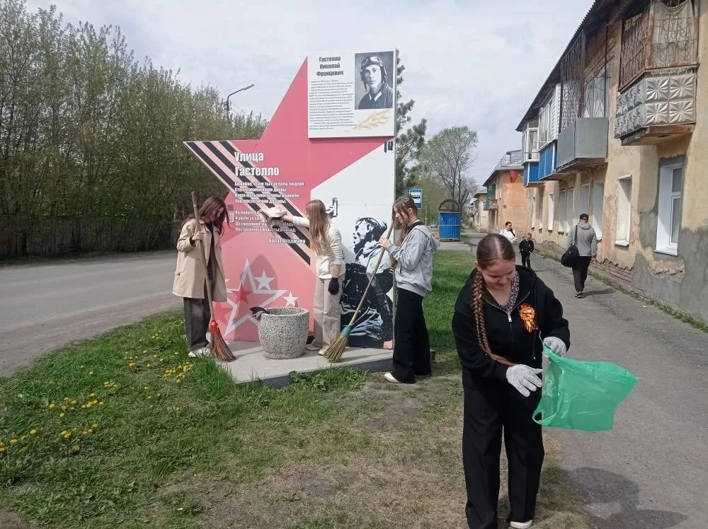 🕊️Помним!  День рождения Николая Гастелло  Сегодня, дежурный 6Е класс, навел порядок у памятника Ник