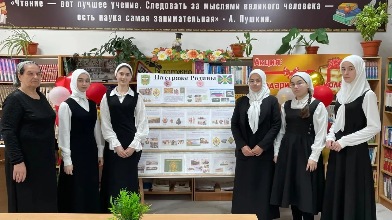 На страже рубежей: в школе прошла выставка ко Дню пограничника