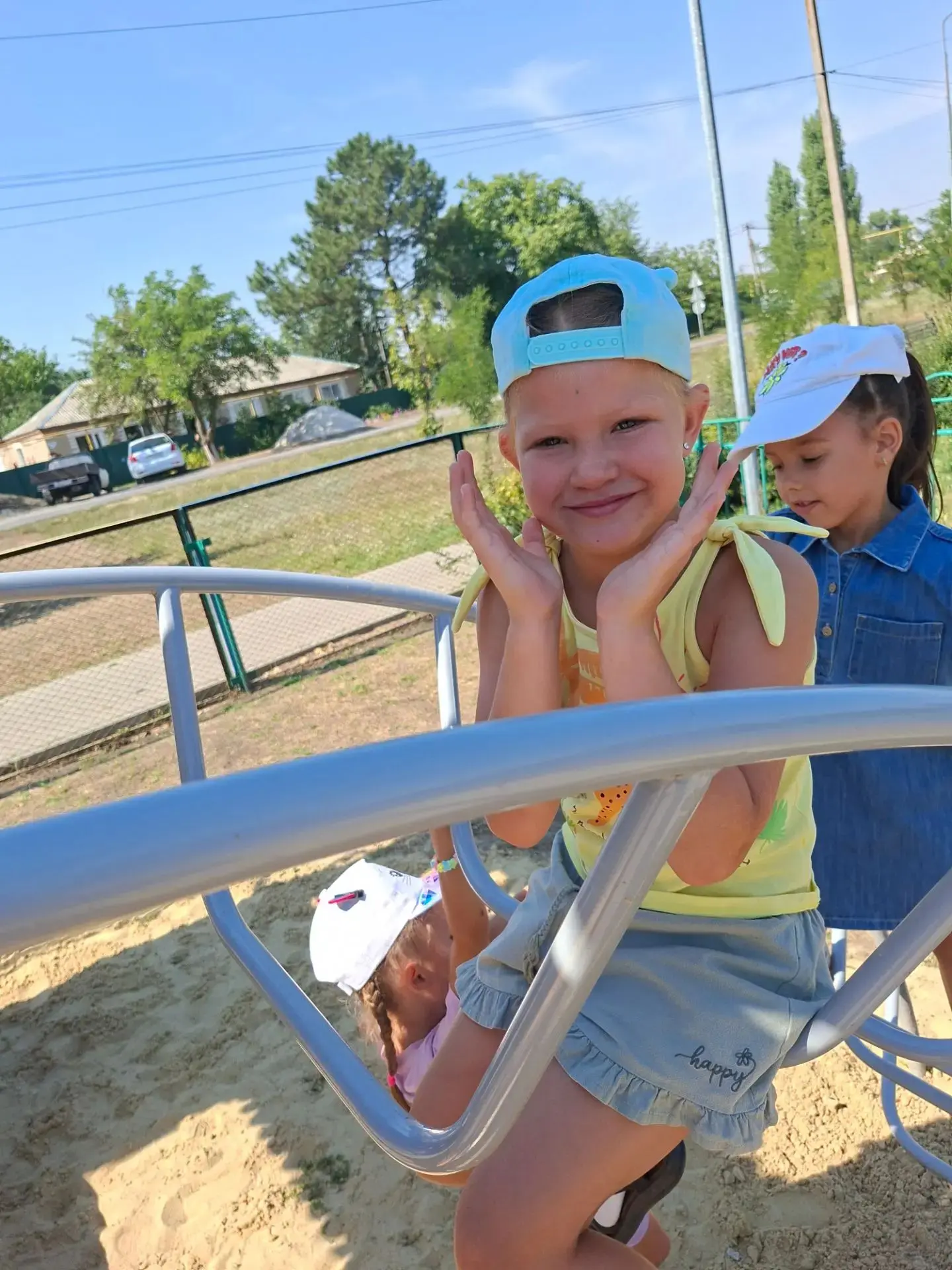 🌈Дорогие подписчики! Мы делимся с вами интересными фото моментами с нашей прогулки в с...