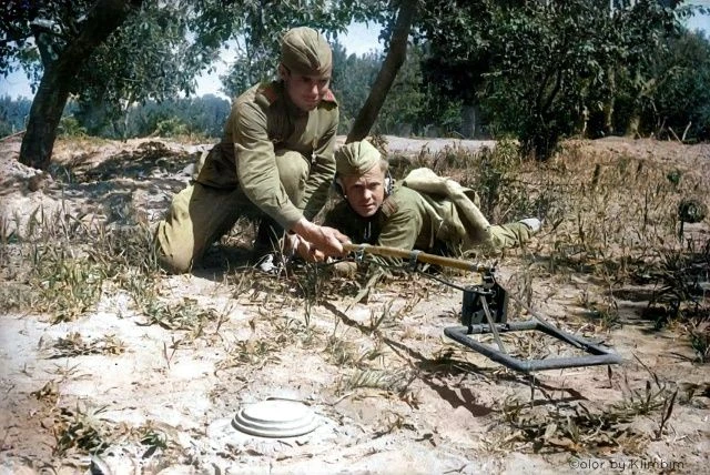 Советские военные с миноискателем, сентябрь 1944 г.