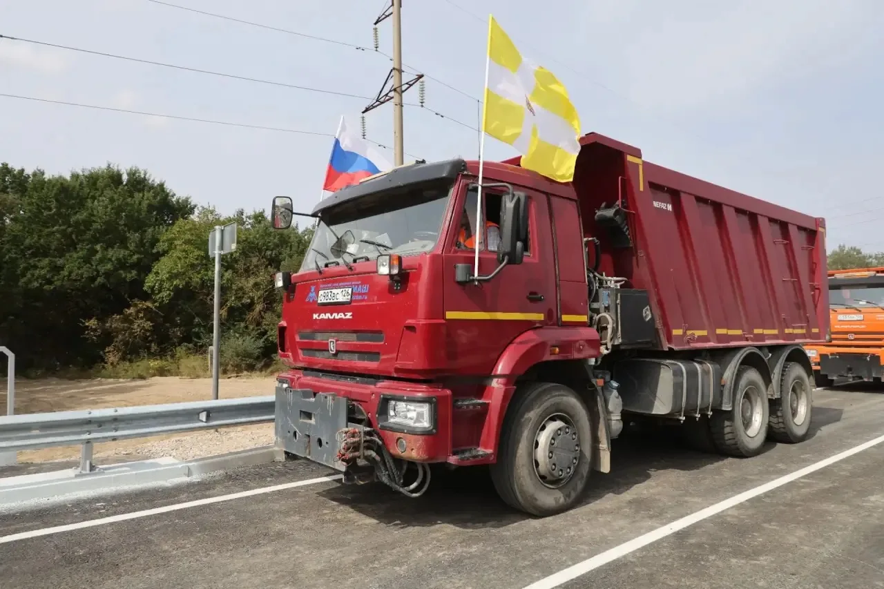 Открыли движение по мосту через реку Кума в Советском округе — после реконструкции он с...