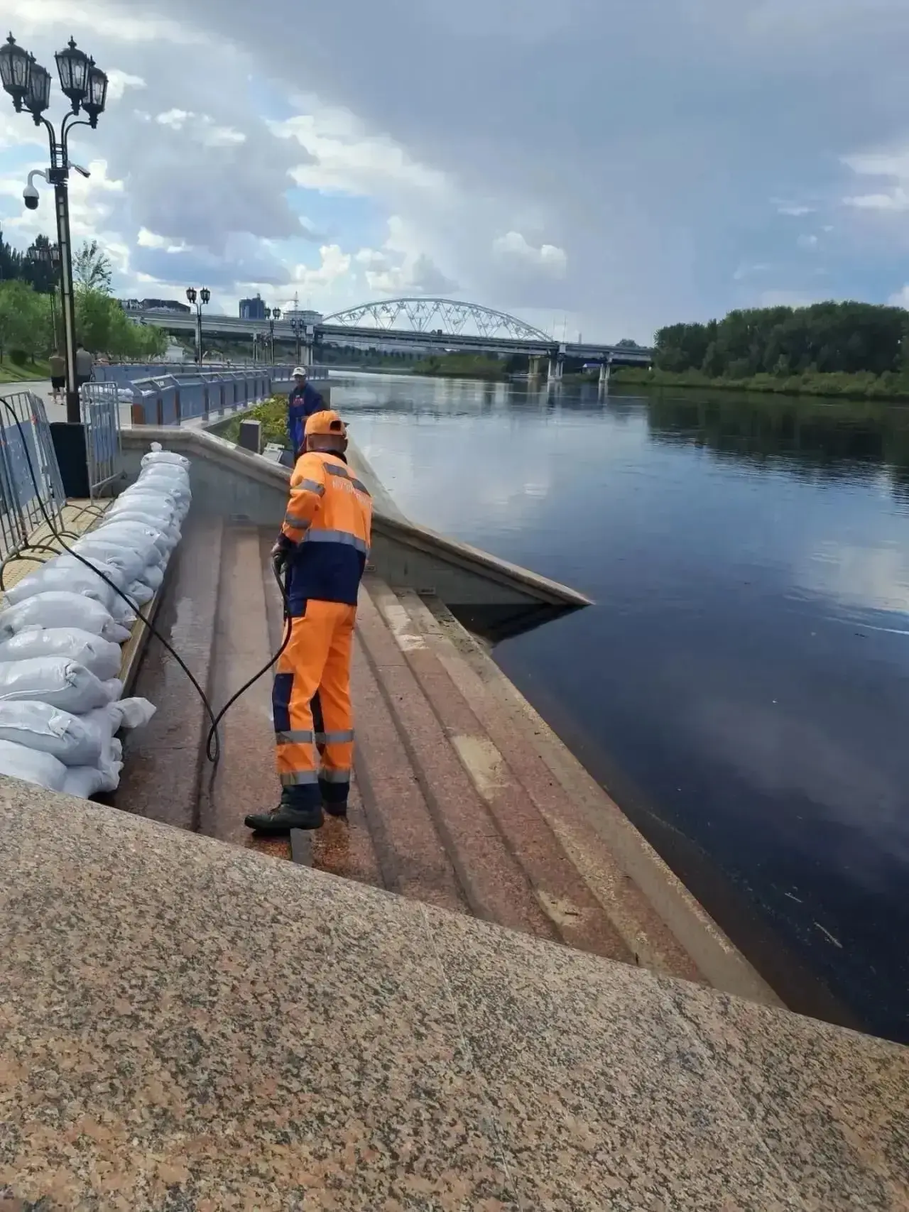 🧹 Набережная Тюмени возвращается к жизни: на участке между ярусами идёт масштабная уборка
