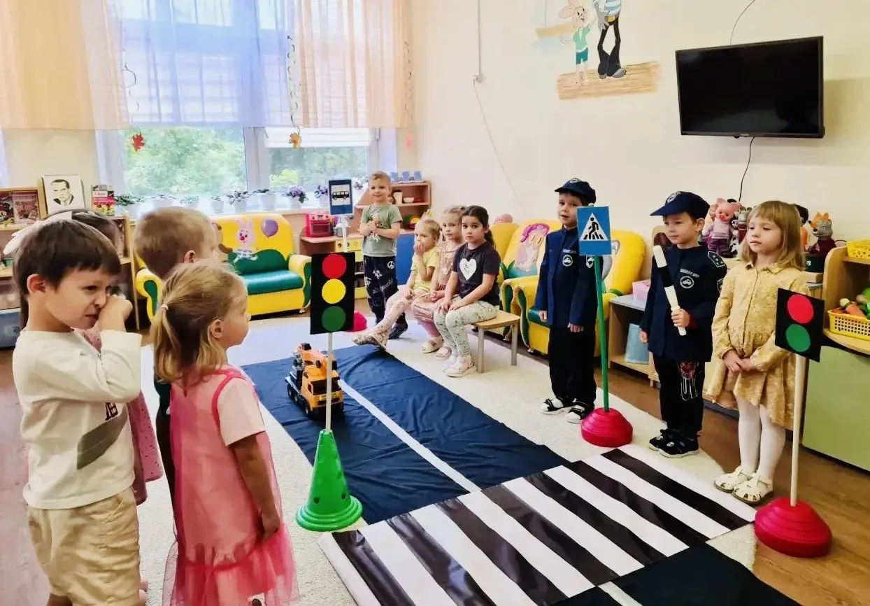 Наши дошколята продолжают изучать правила дорожного движения
