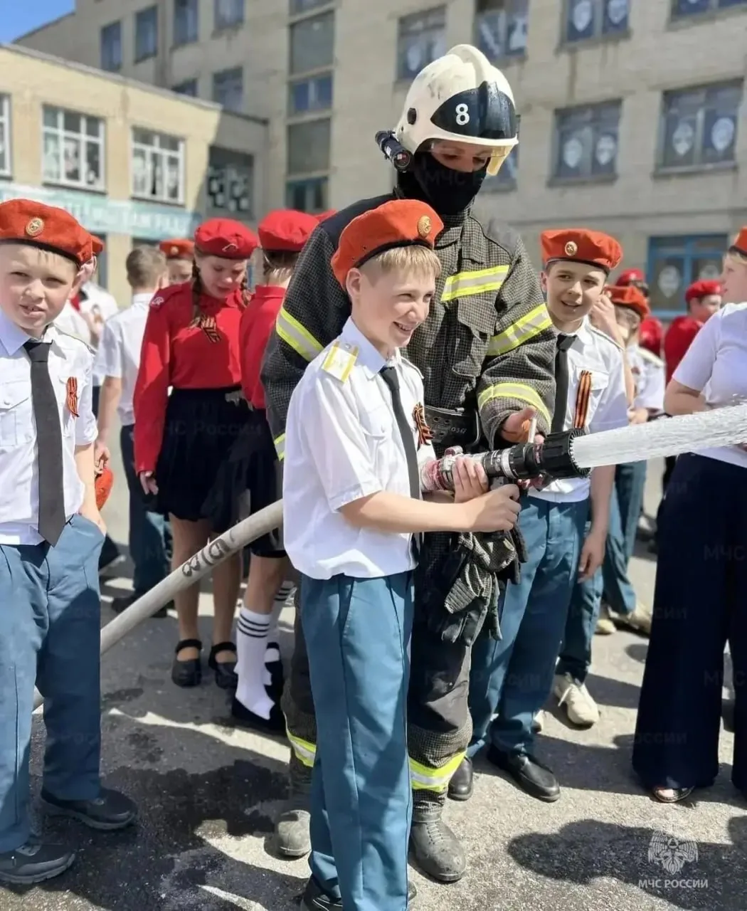 В Губкине учеников ОК«СтартУМ» посвятили в кадеты МЧС и юнармейцы  Ребята произнесли клятву. Они поо