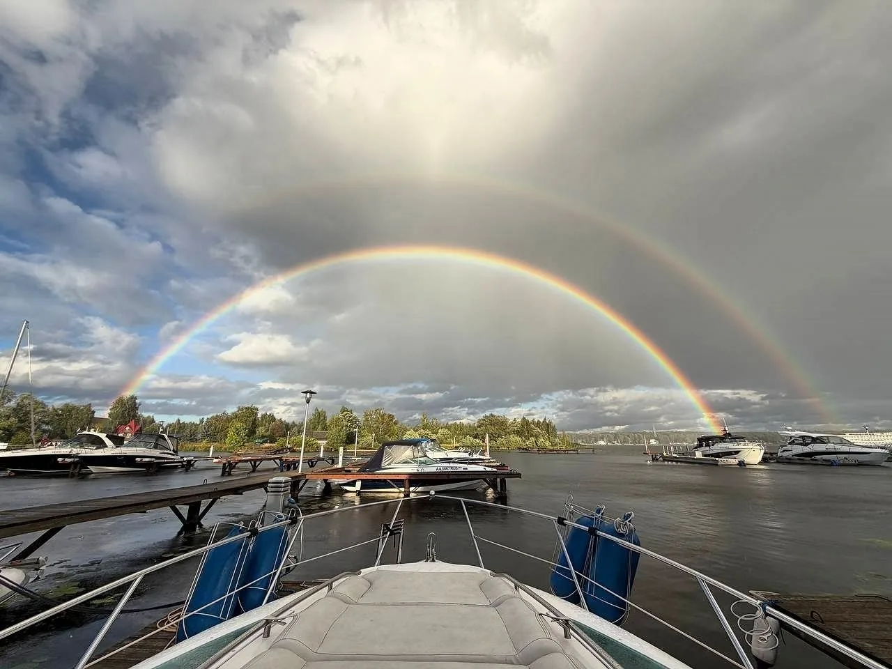 Двойная радуга 🌈 от подписчицы Алины с яхты дрейфующей в Пироговских нейтральных водах😍