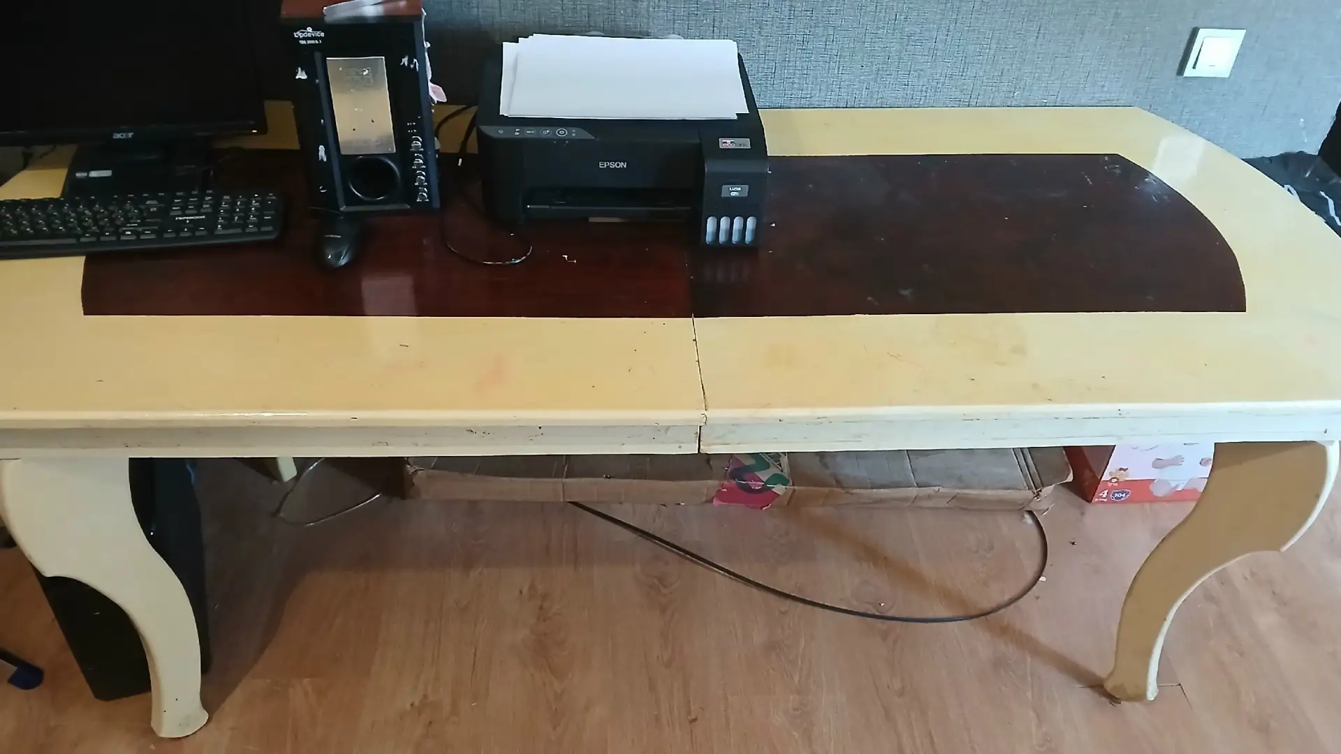Отдам даром крепкий деревянный стол, размером 80*190см.