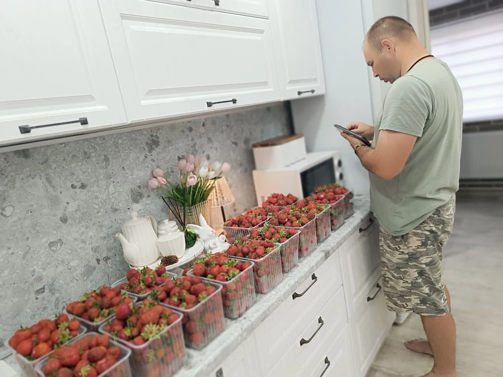 Всем клубничного настроения 🍓😋

В какую цену у вас клубничка?