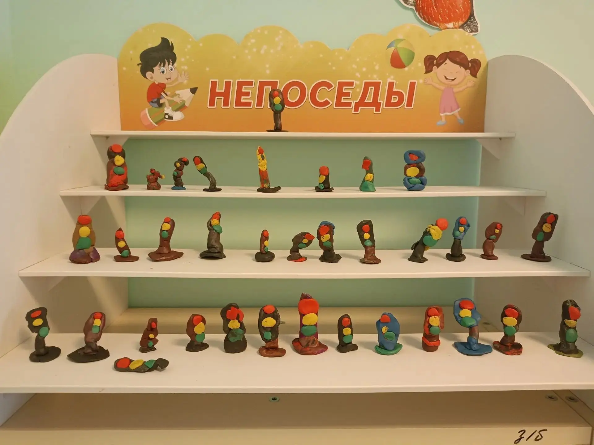 Сегодня в группе "Непоседы" прошла беседа по безопастности на дороге и ребята лепили светофор🚦

Цел