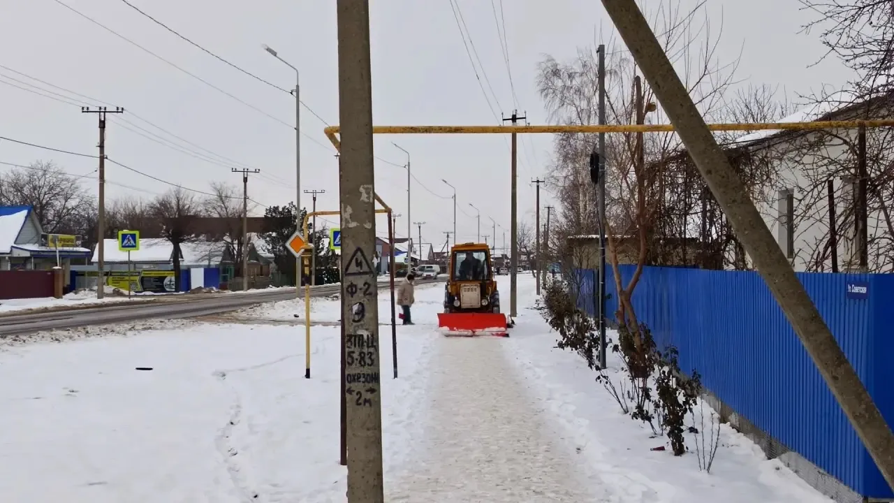 Сотрудниками МУ «Перспектива» произведена чистка тротуарных дорожек в районе 10 , 1 шко...