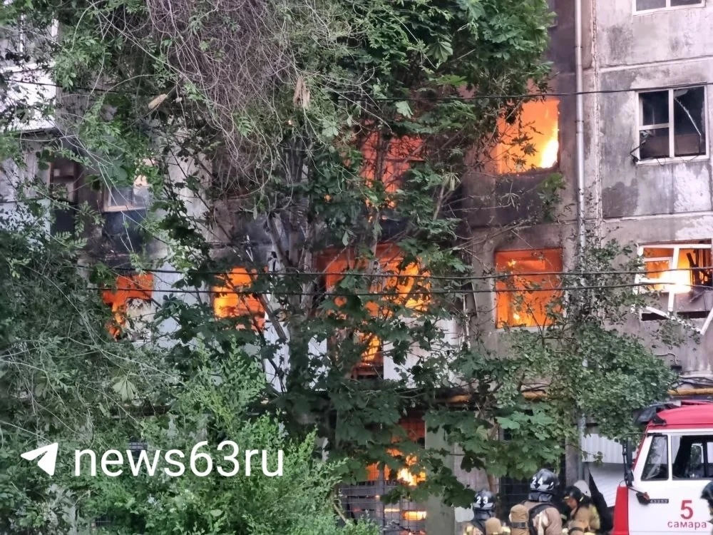 🔴Пожарные сейчас внутри. Кого-то выносят, кого-то спасают. Под аплодисменты толпы.

✍️63.ru