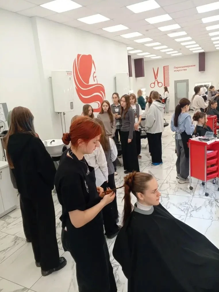 Сегодня ученики 8 «А» класса поучаствовали в Дне открытых дверей в Сибирском колледже сервиса и техн