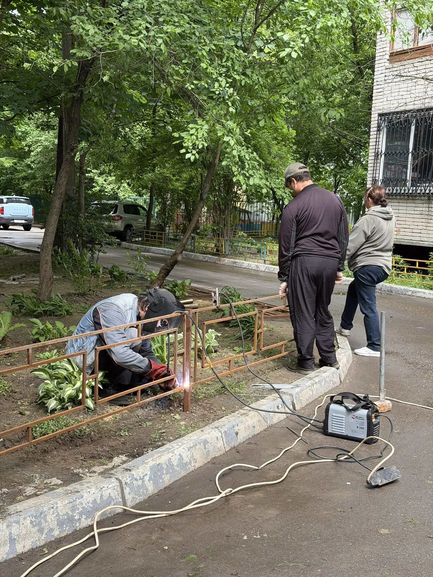 Мкр. ВНИИПО д.4 - проведены работы по ремонту металлических газонных ограждений, так же...