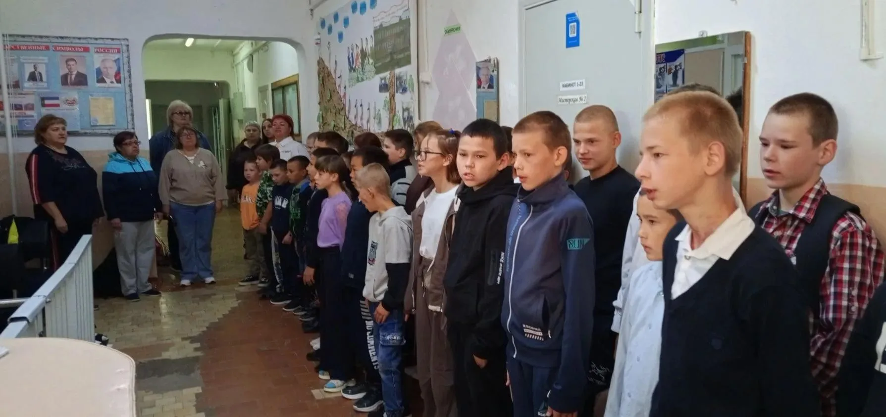 🇷🇺Сегодня, 7 сентября, в нашей школе прошла первая торжественная линейка выноса флага...