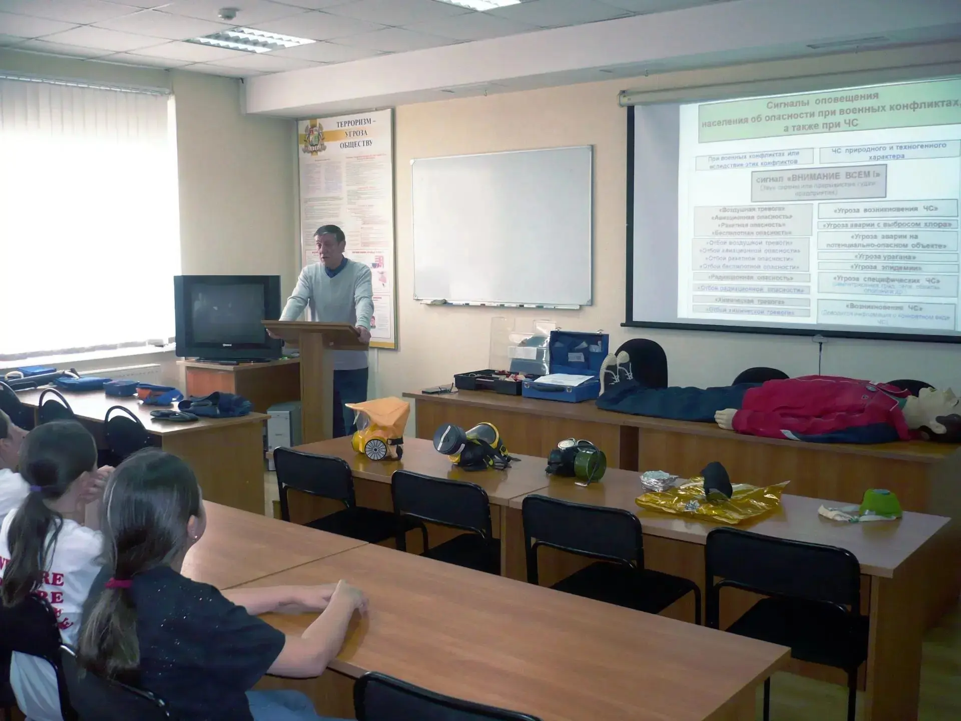 🤝 Спасатели краевой столицы регулярно проводят для школьников уроки безопасности и закрепляют базов