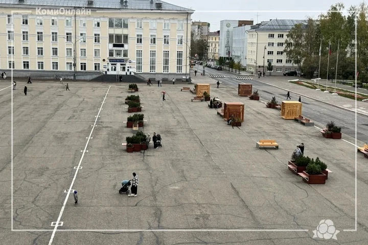 В Сыктывкаре продолжается подготовка к ярмарке "Урожай". На Стефановской площади устана...