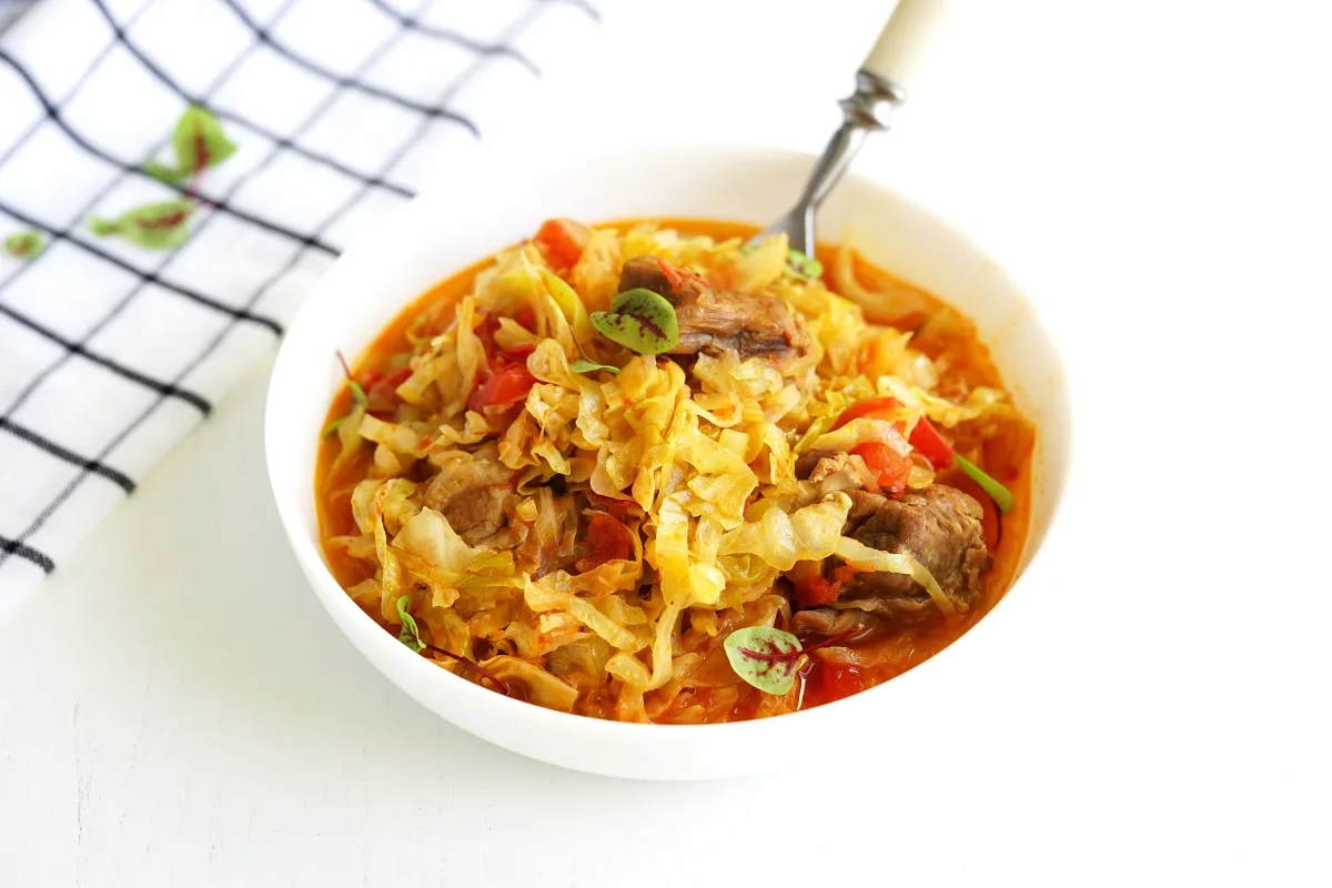 🍲 Тушёная капуста с мясом

Сытное и ароматное блюдо 2-в-1. Мясо с овощами в одной сковороде, гарнир