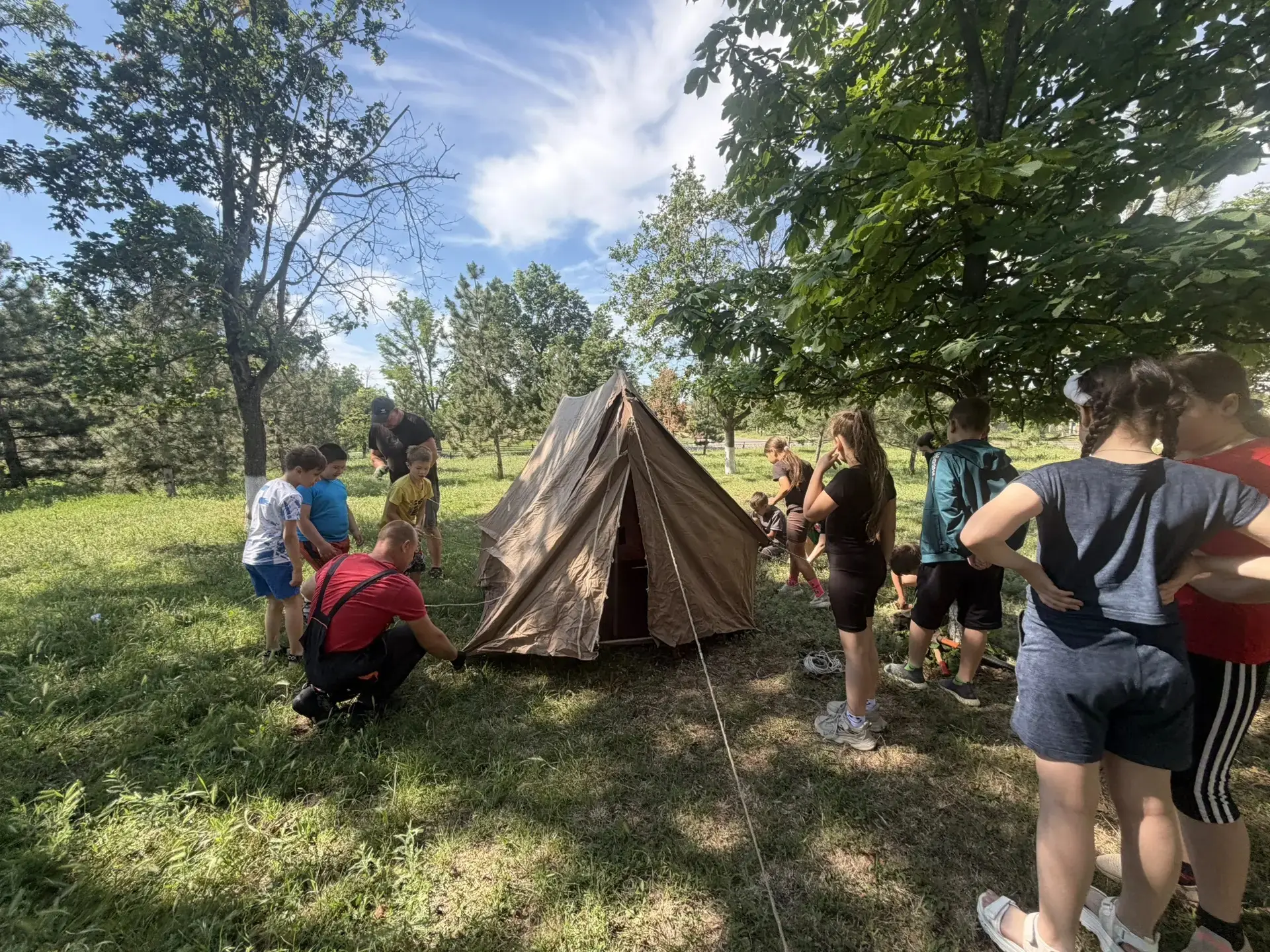 🏕️ В лагере «Светлячки» прошёл День туриста!

По традиции день начался с бодрой утренней зарядки и 