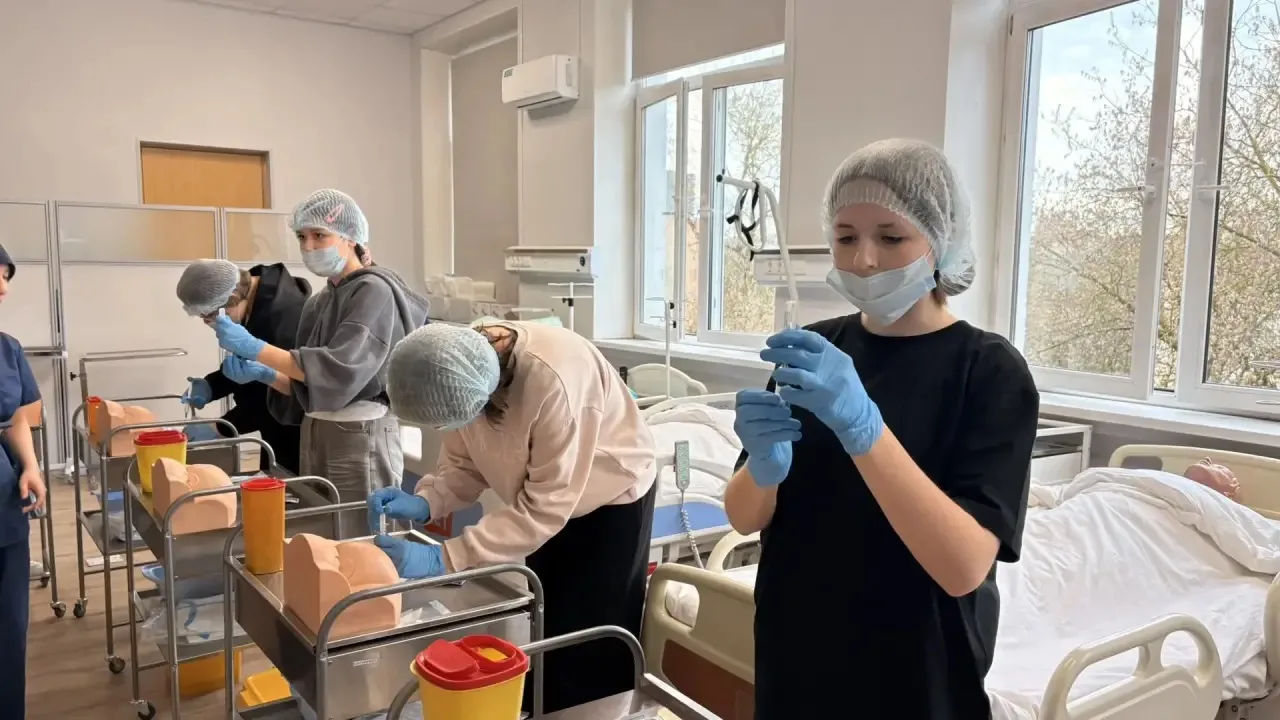 🥼 Первый шаг в профессию!  Наши девятиклассники продолжают исследовать мир профессий. На этот раз то