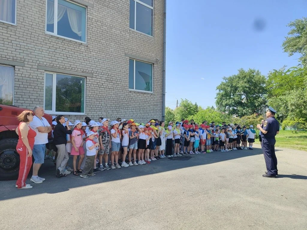 «Солнечная страна»: Пожарные в деле! 🚒

Сегодня в лагере «Солнечная страна» случилось по-настоящему