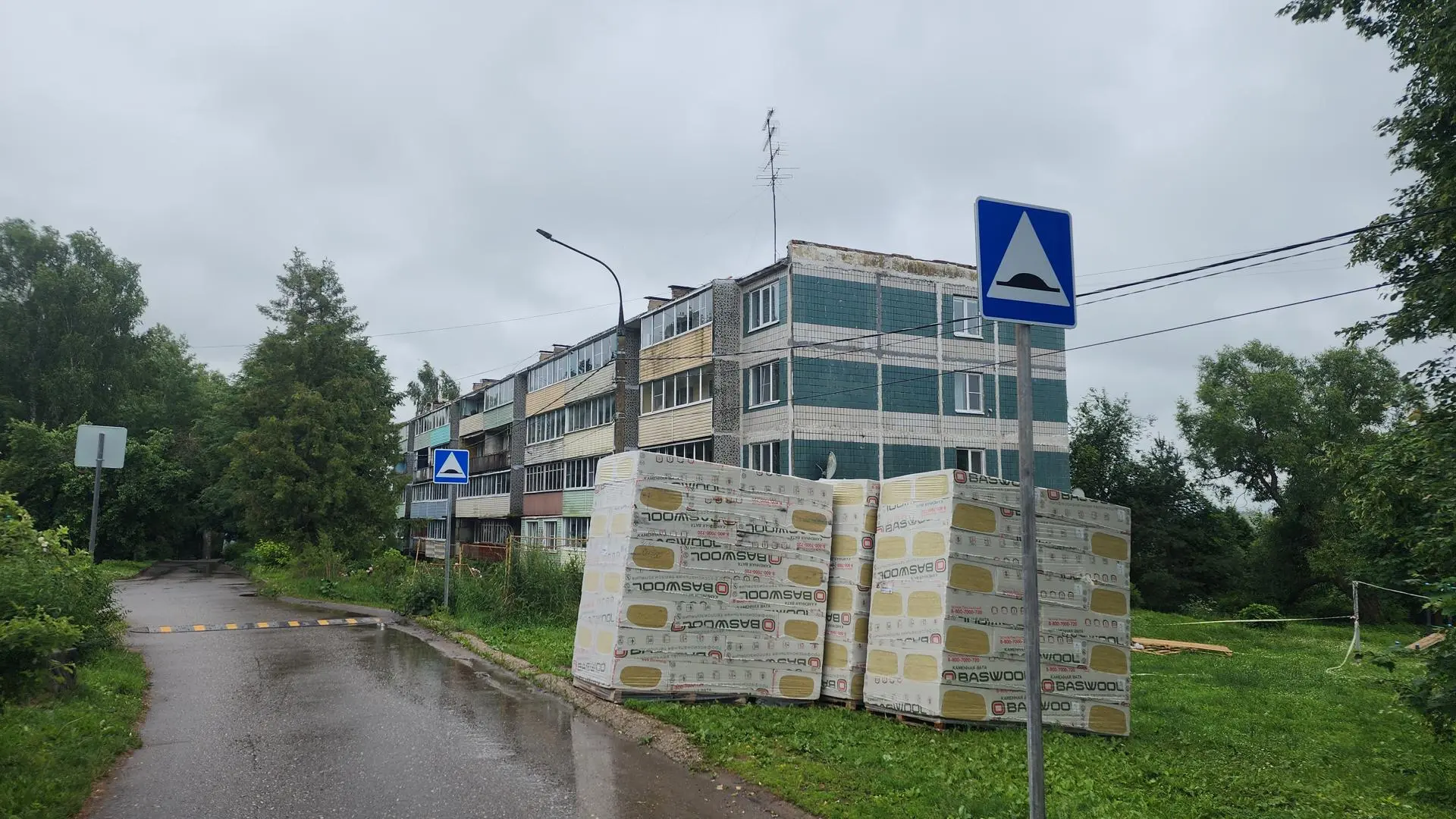 Кровлю многоквартирного дома утеплили в селе Ивановское