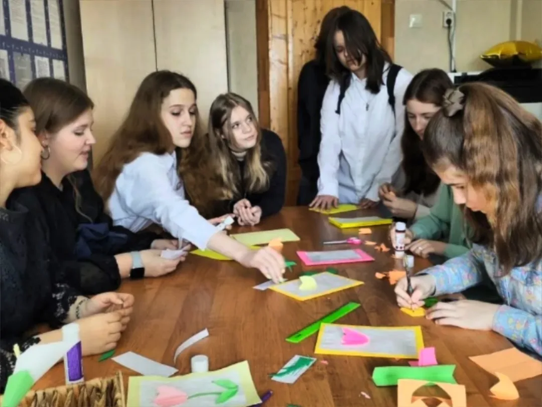 🌷 В преддверии чудесного праздника в нашей школе царила особенная атмосфера! Мы запустили акцию «Вам