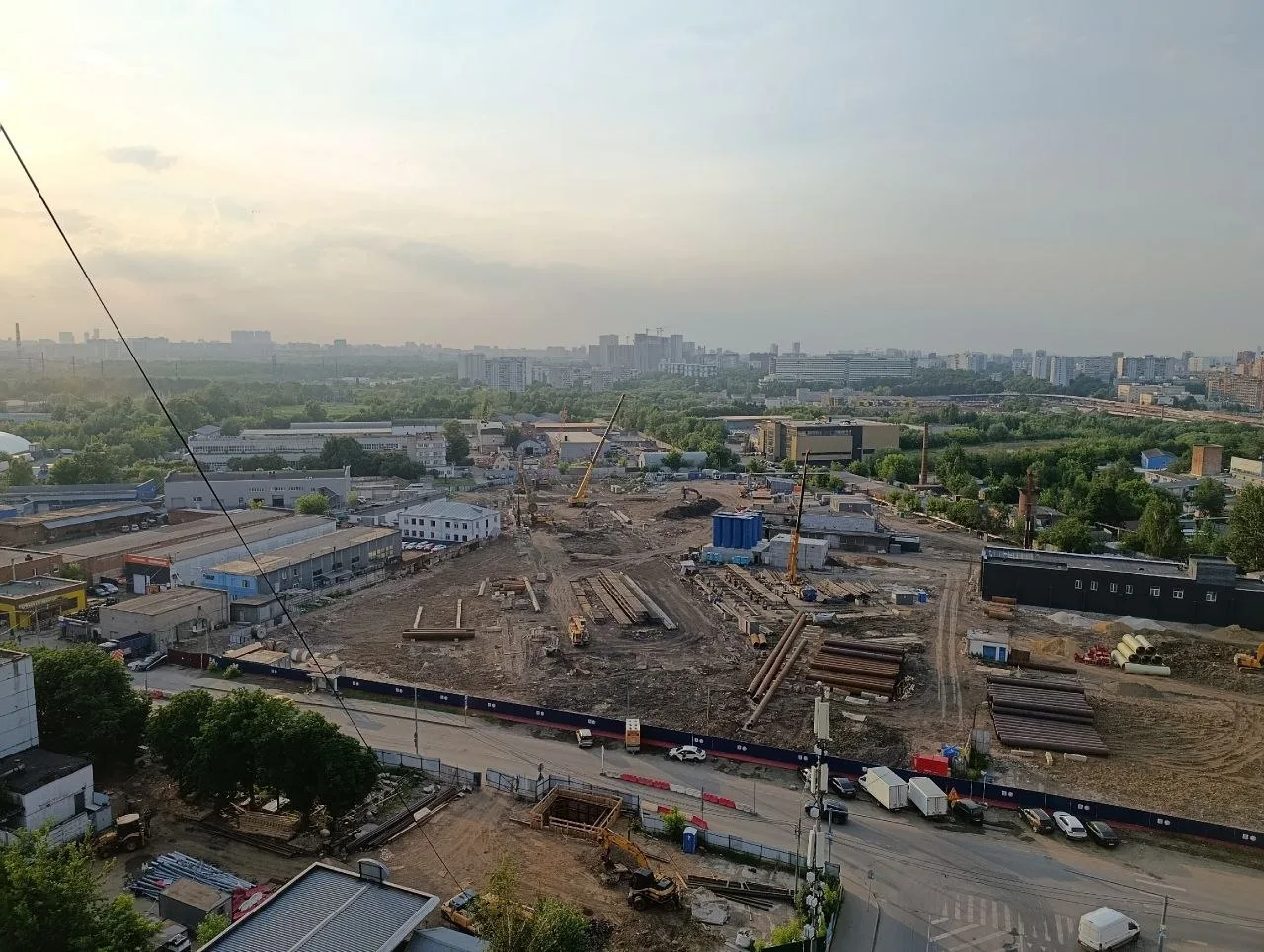 👀 Панорамный обзор строительства 🚇 станции «Каспийская» 🏭 Бирюлëвской линии

На площадке снесли п
