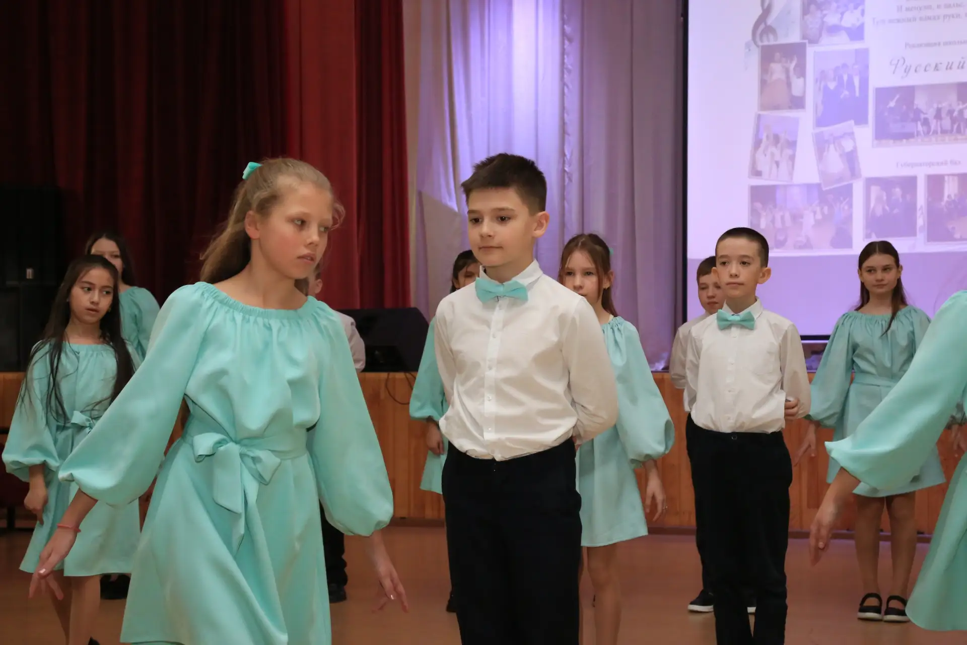 💃 Сегодня в школе — настоящий праздник грации и красоты! 💐  В актовом зале царила атмосфера настояще