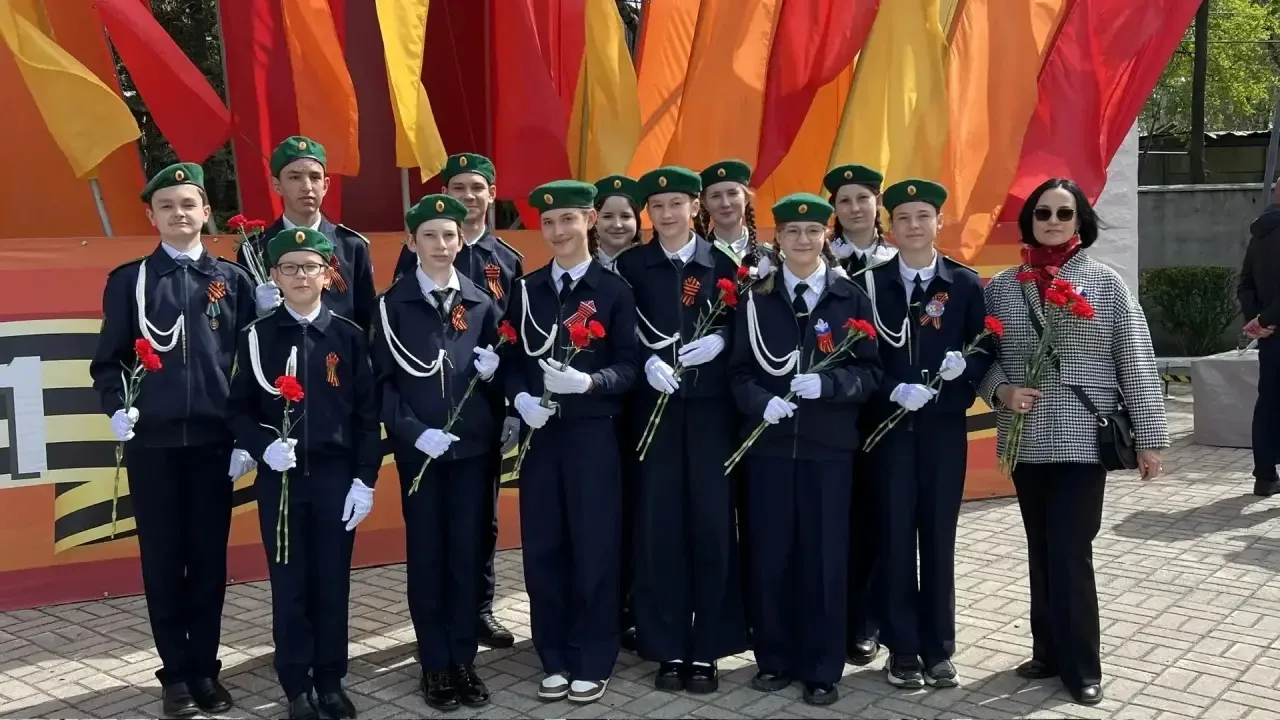 🔥 Связь поколений неразрывна: кадеты-пограничники почтили память героев у братской могилы