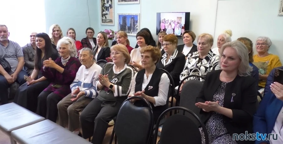 В новотроицком Центре «Стальное долголетие» отметили День социального работника — праздник получился