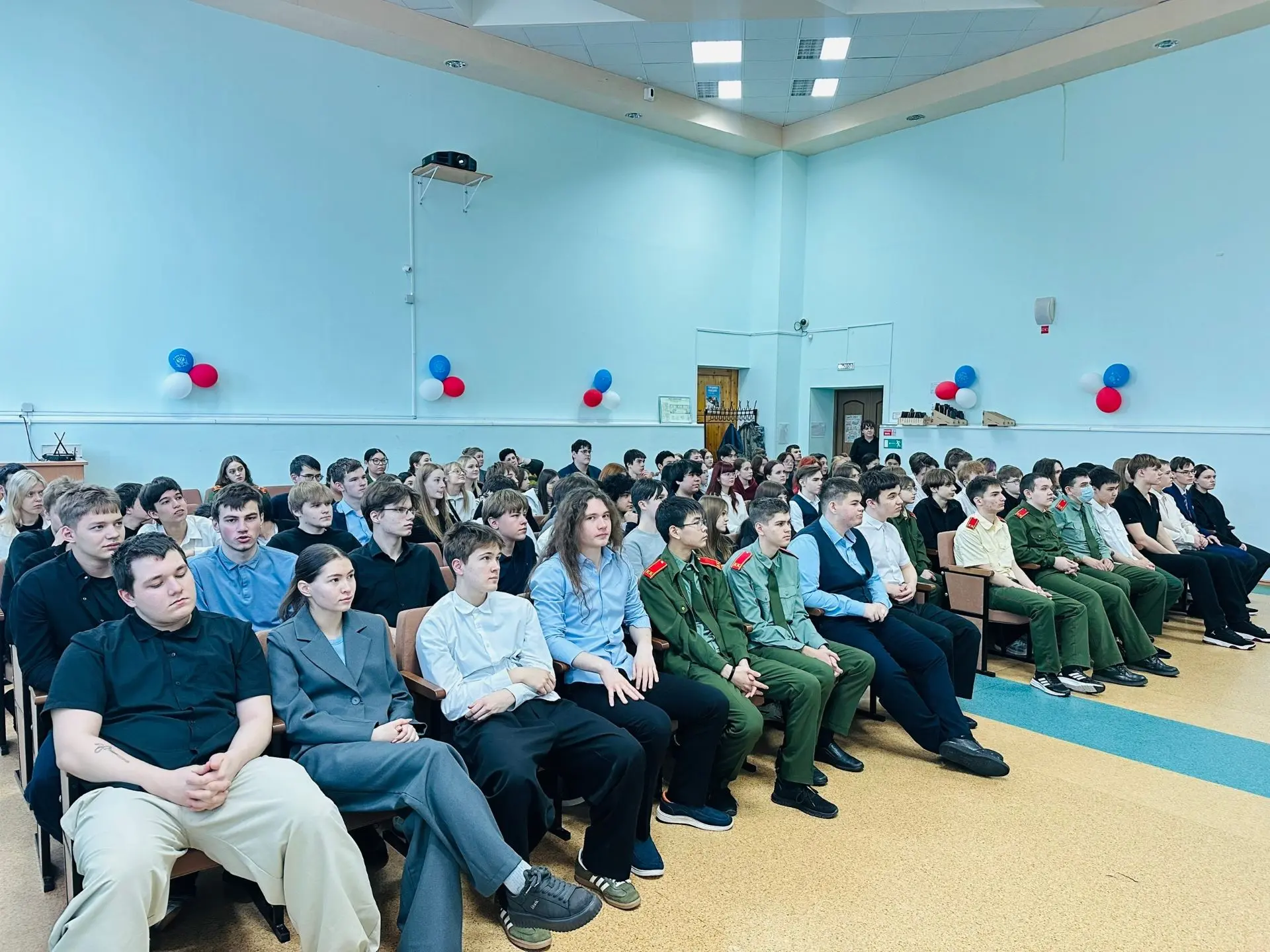 Сегодня в нашей школе для учащихся 9-11 классов прошёл урок мужества. Гостями стали бойцы Росгвардии