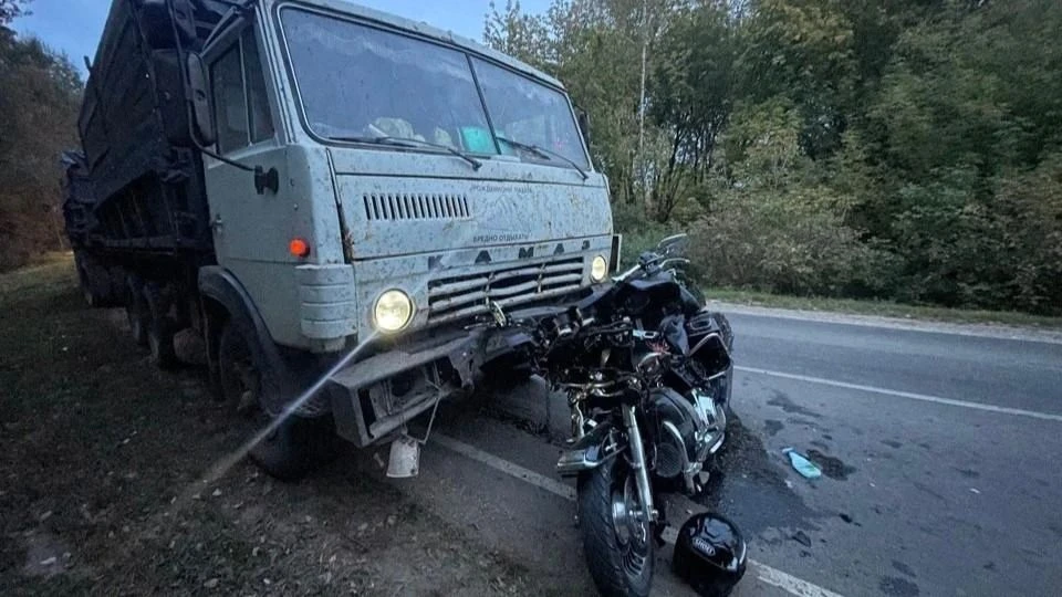 ⚡️ Под Орлом мотоциклист влетел в КамАЗ