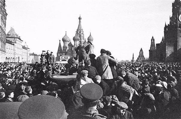 В ночь на 9 мая 1945 года люди не спали. В 2 часа ночи по радио объявили, что будет передано важное 
