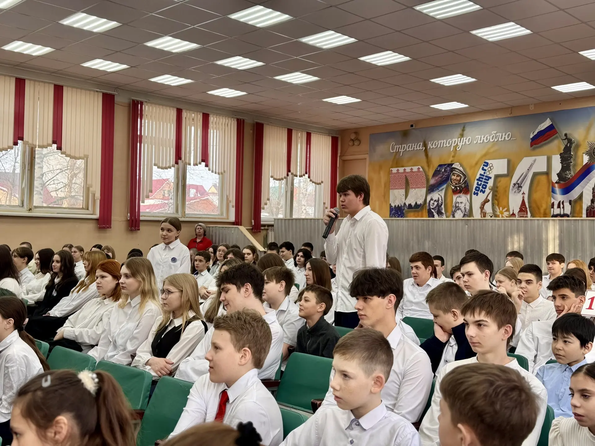 🇷🇺Традиционно утро понедельника мы начинаем с еженедельной церемонии выноса Государственного флага Р