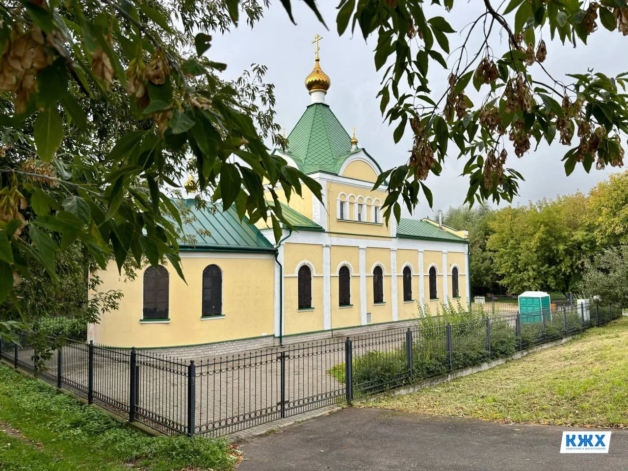 Церковь Живоносный источник на берегу Святого озера