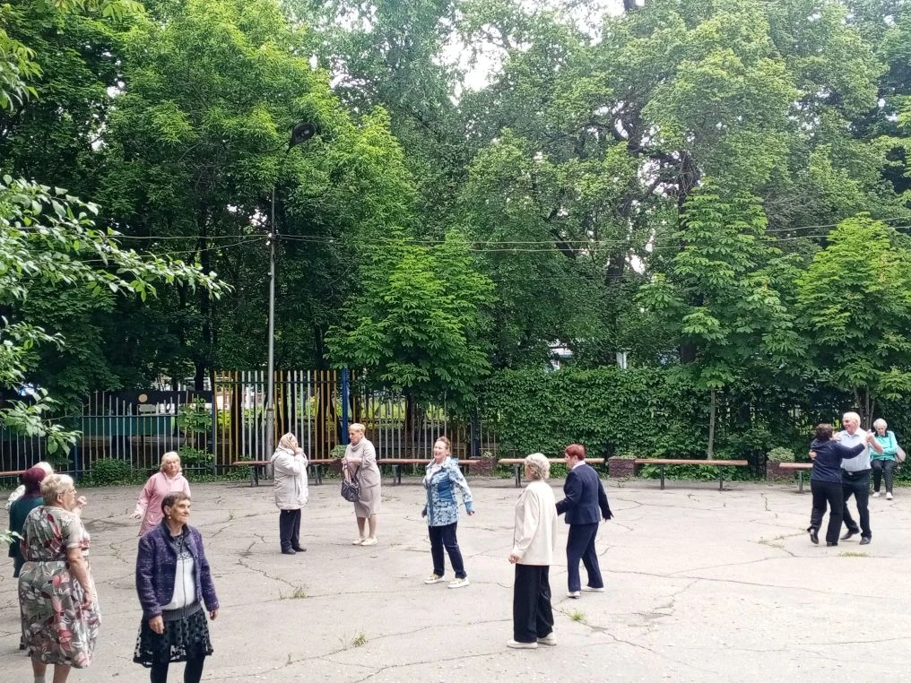 31 мая несмотря на дождливую погоду в клубе "Движение " прошла танцевальная программа "...