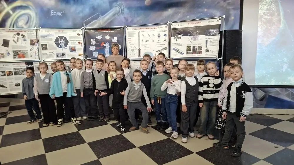 🔵13 мая ученики 1"а"и 1"б" посетили "Планетарий". Ребята с главной героиней Селестой и мудрым сущест