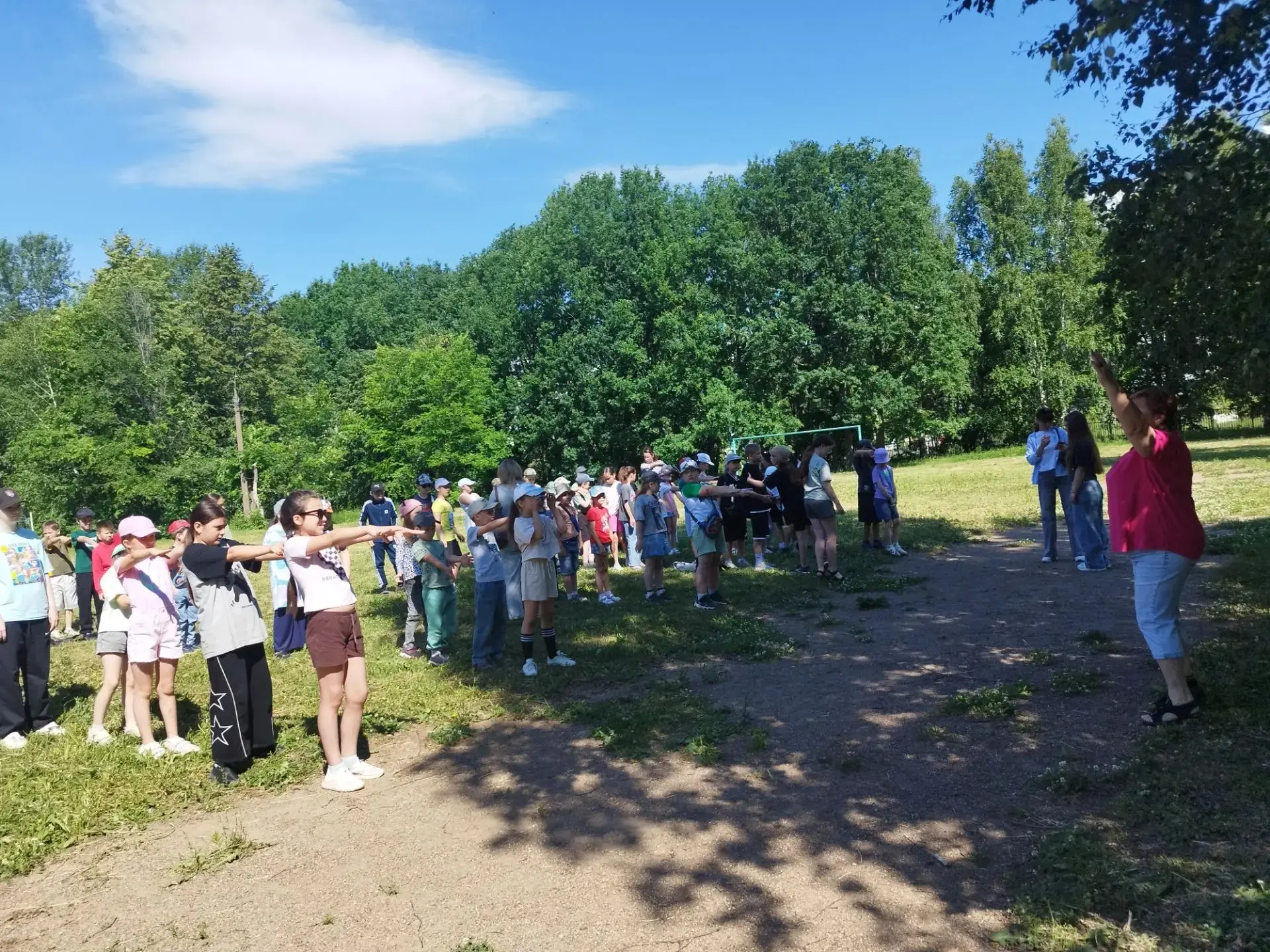 🦩 Сегодня день в пришкольном лагере начался с бодрой утренней зарядки — ребята зарядились энергией 