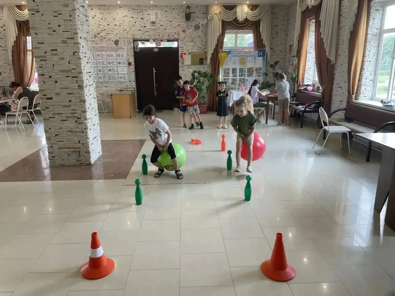 ✨ В СДК п. Дружного прошла конкурсная программа «Дружба в квадрате», собравшая ребят, готовых провер
