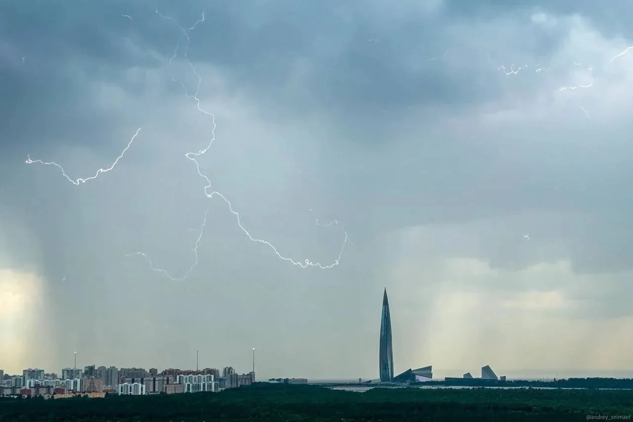 ⚡️Вчера рядом с Лахта Центром сверкало, в саму башню не попало.