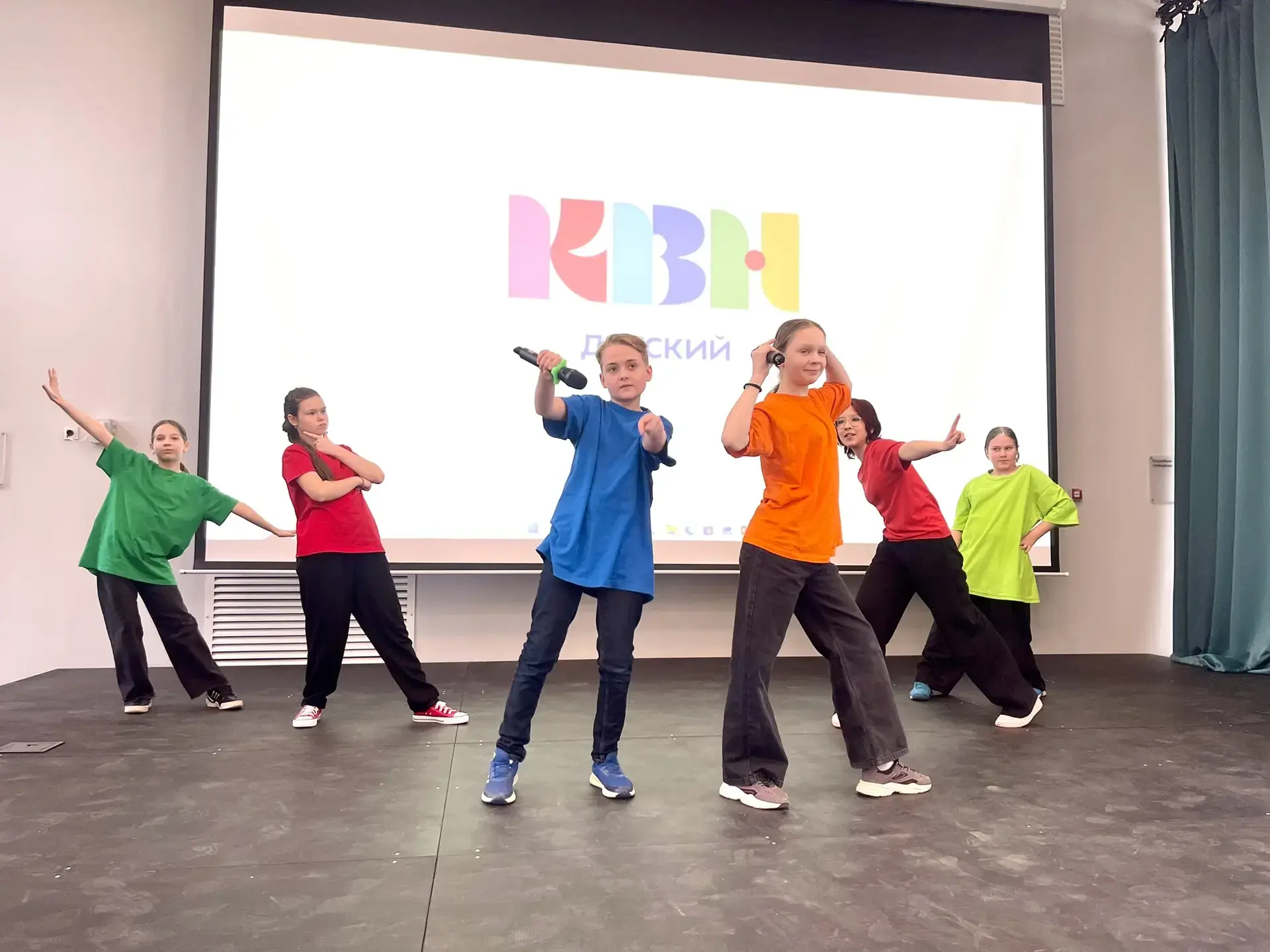 🎭 Гран-при на фестивале «Детский КВН ЗАО»! 🏆😂  💥Для учеников нашей школы каникулы вместе с советнико
