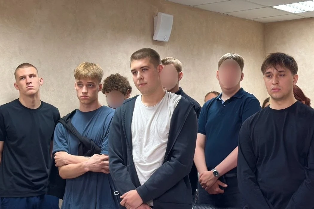 В Сыктывкаре пятерых молодых людей осудили за размещение наркотиков в подъездах домов в...