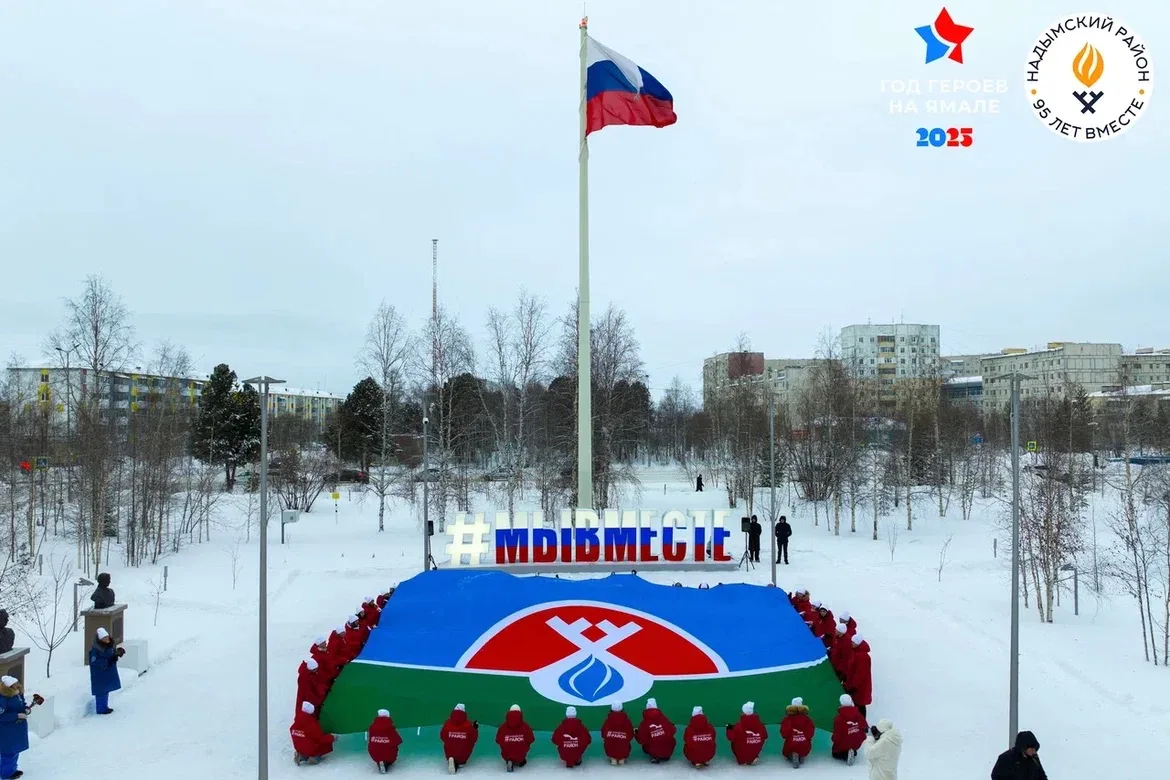 Открыли сегодняшний день возложением цветов в память о тех, благодаря кому 95 лет назад появился наш
