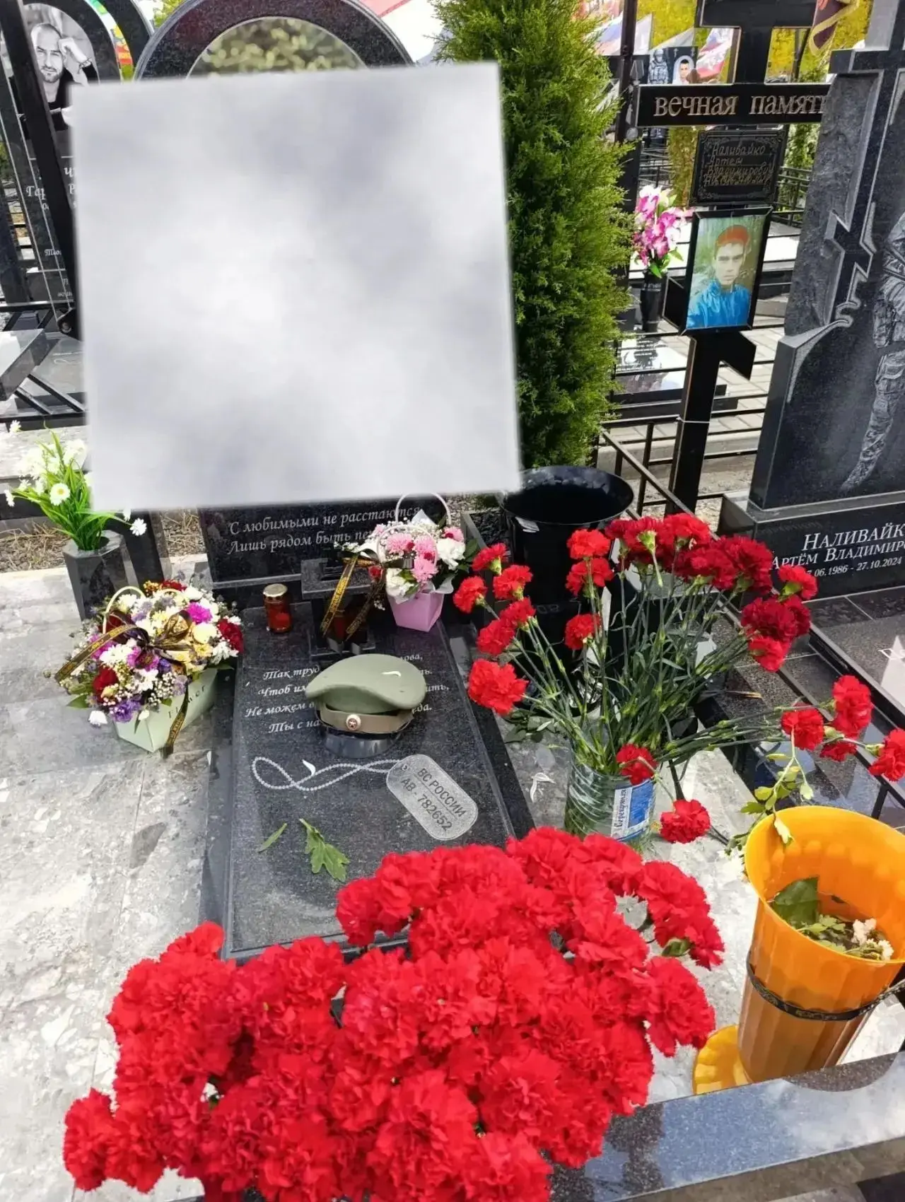 Была годовщина гибели на СВО нашего близкого человека. Перед поминальным обедом на клад...