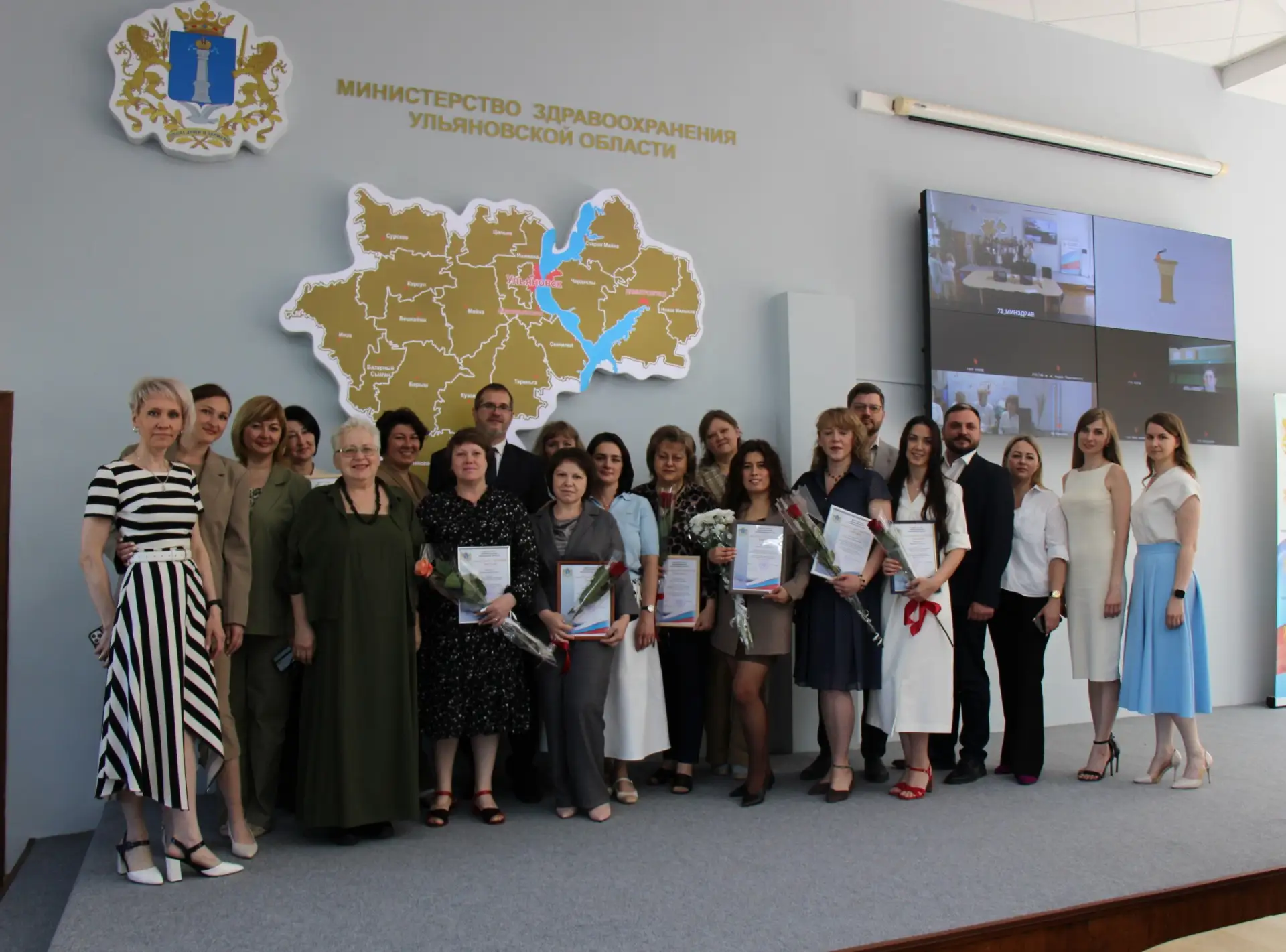 В День фармацевта заведующей аптекой Городской больницы № 3 Надежде Ершовой вручили Бла...