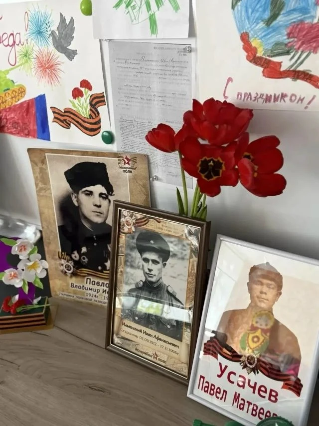 Ученики 3В класса с гордостью приняли участие в акции «Бессмертный полк». В руках — портреты родных,