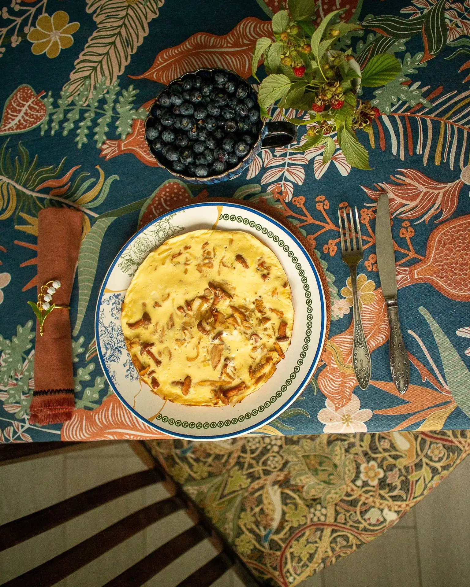 Как же это вкусно! Омлет с лисичками. 

Я всю неделю ждала субботы, чтобы Денис сходил в лес за лиси